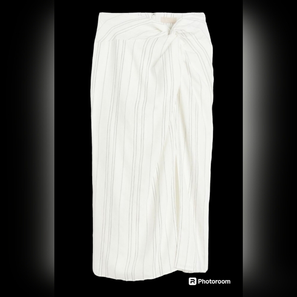 H&M Dresses & Skirts - H&M Calf Length Skirt